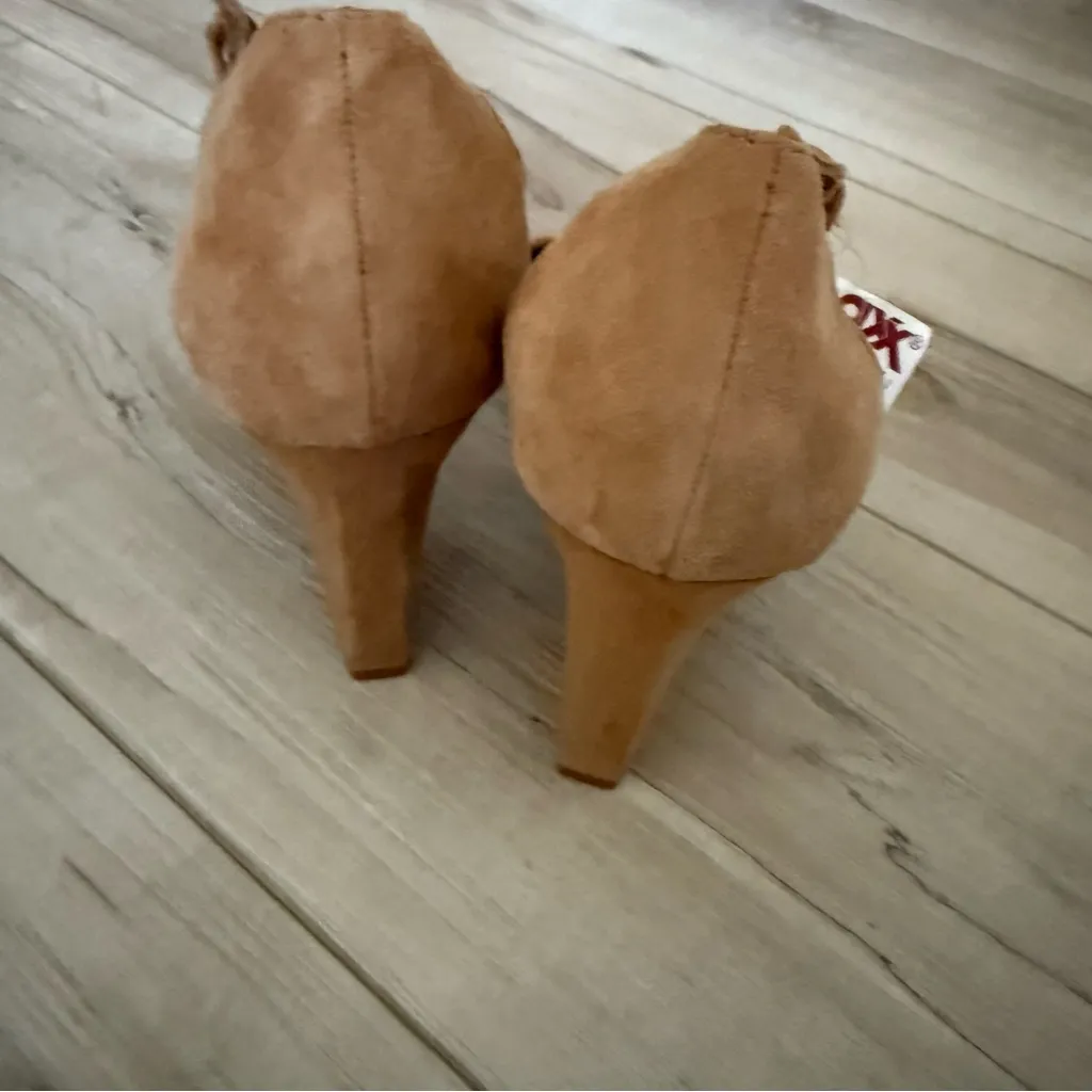 Tahari Heels suede tan new Size 8.5 - Image 5