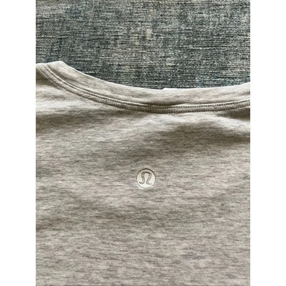 Lululemon  Heathered Core Ultra Light Grey Cropped Cates Tee Size 4 - Image 3
