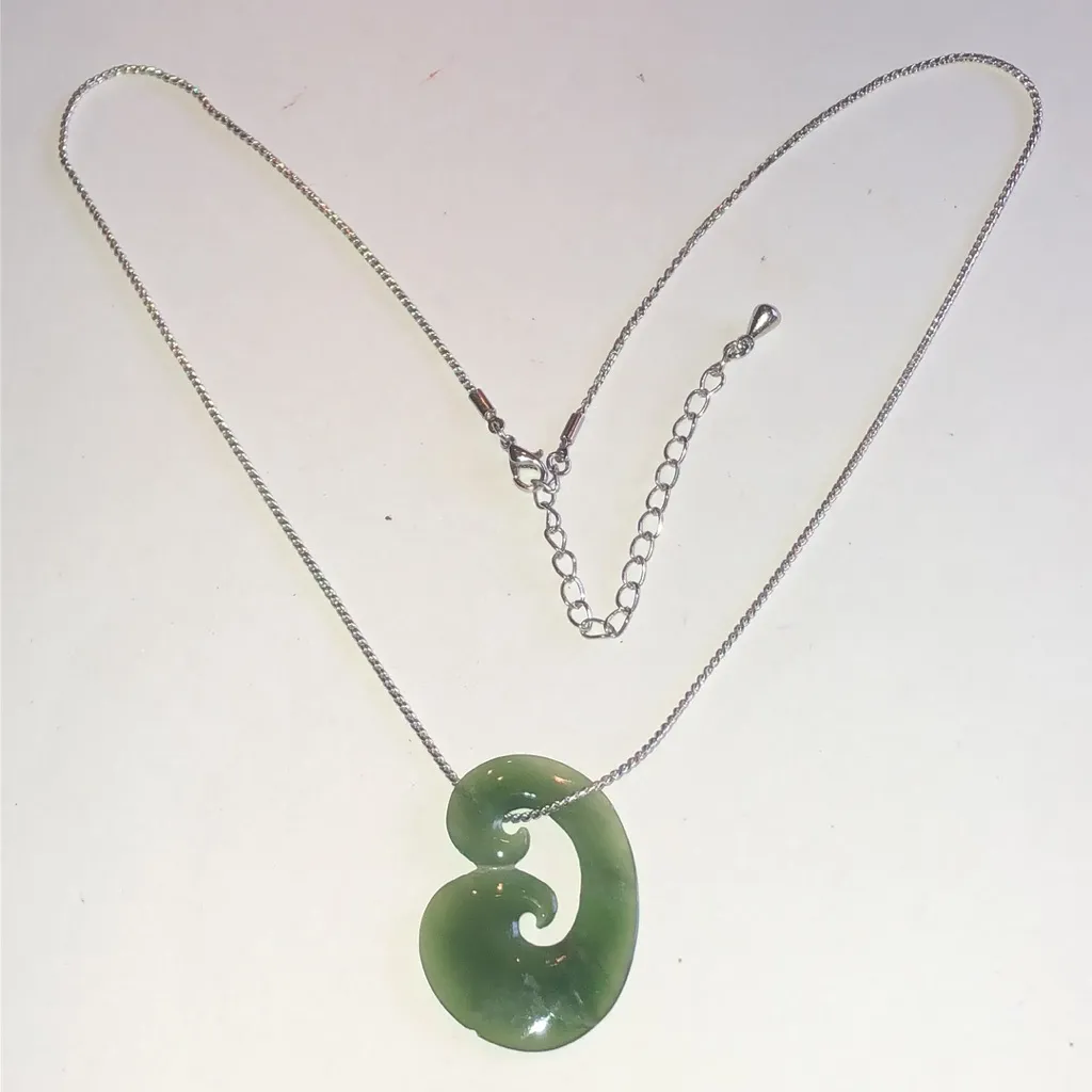 Elegant Green Jade Boho Pendant Necklace - Image 4