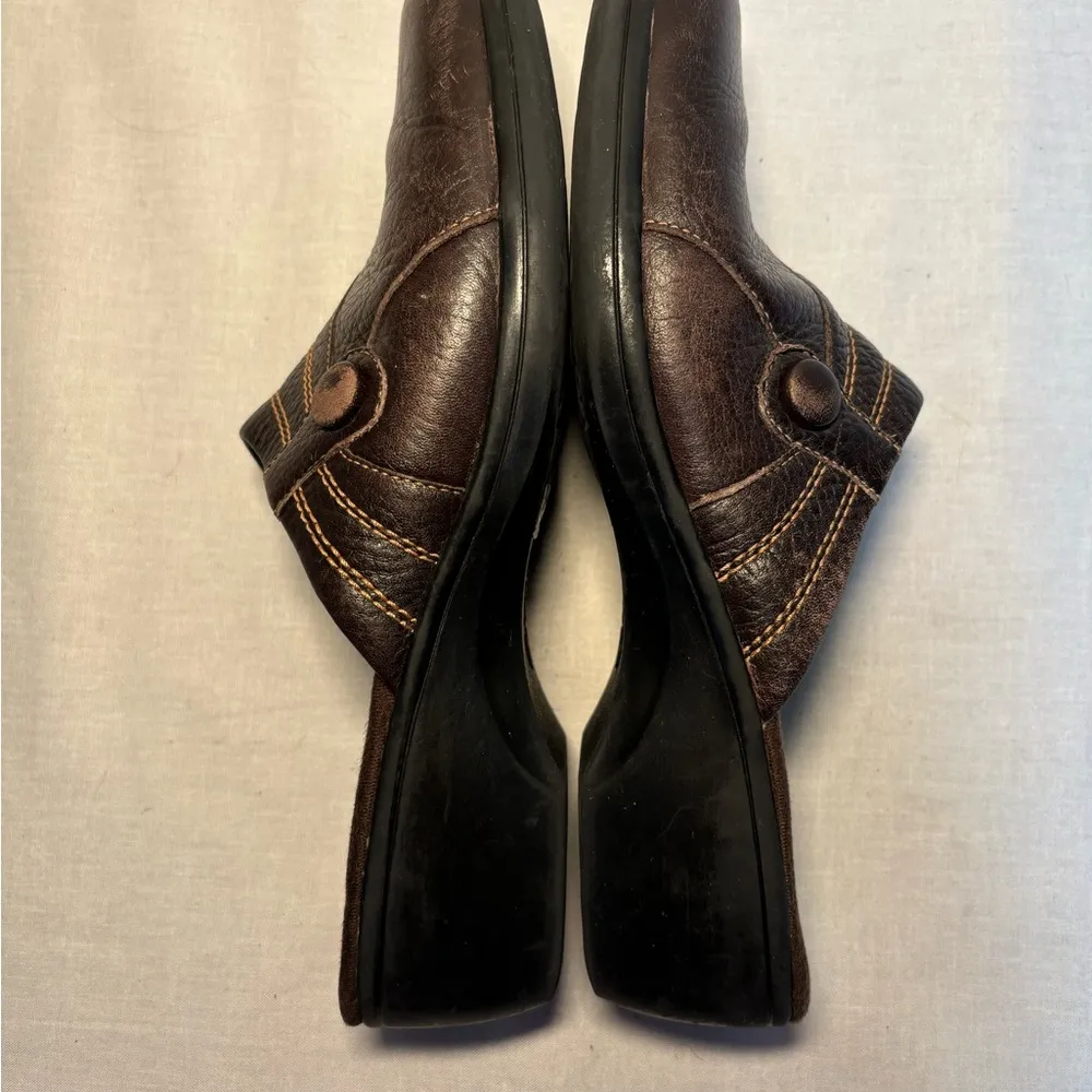 Clarks Women’s Brown Clog Sandals Leather Upper Side Buttons Shoes sz 9M… - Image 10