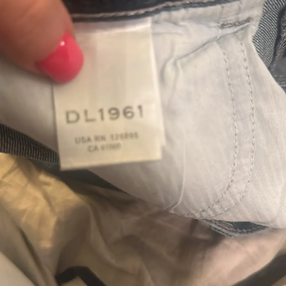 DL1961 Mara ankle high rise instasculpt straight size 29 white unfinished hem - Image 6