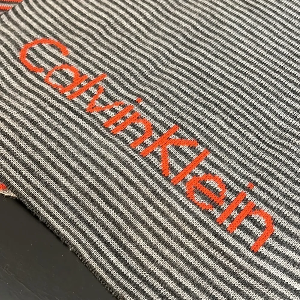 Calvin Klein striped Unisex signature scarf 70x 12, ombre red/grey - Image 3