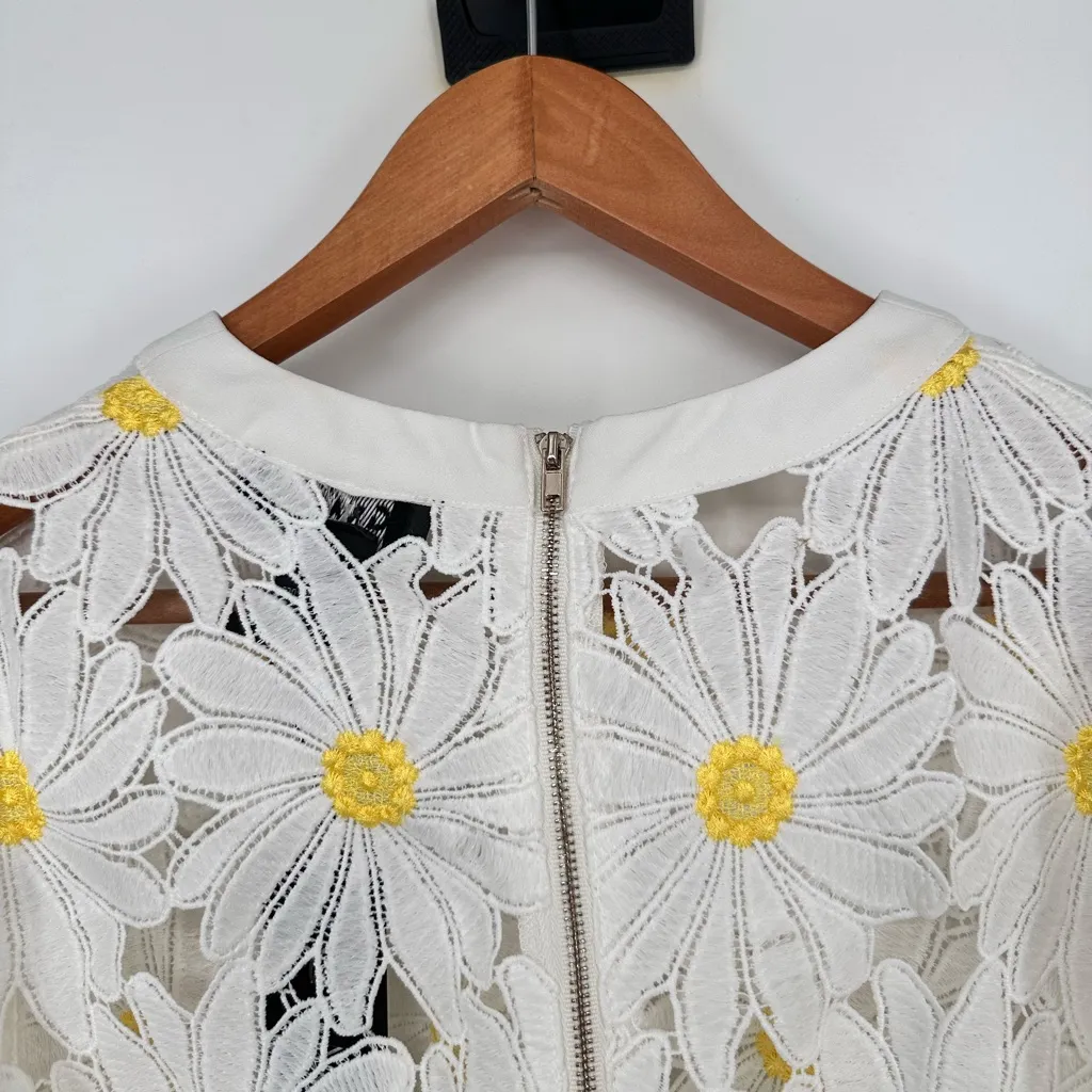 Gracia Daisy Applique Cutout Cropped Blouse size Large Short Sleeves Top Shirt - Image 7