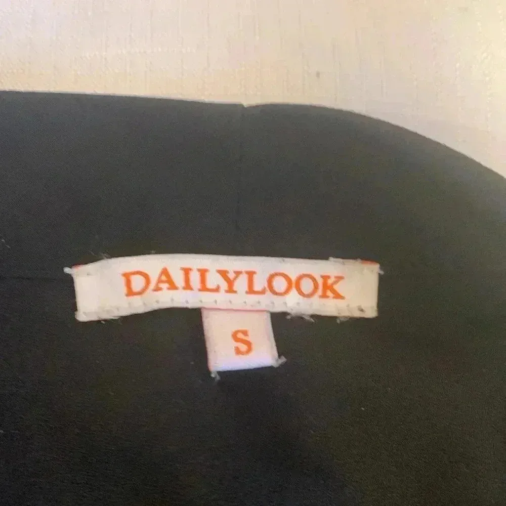 Daily Look Women’s Small Basic Black V - Image 8