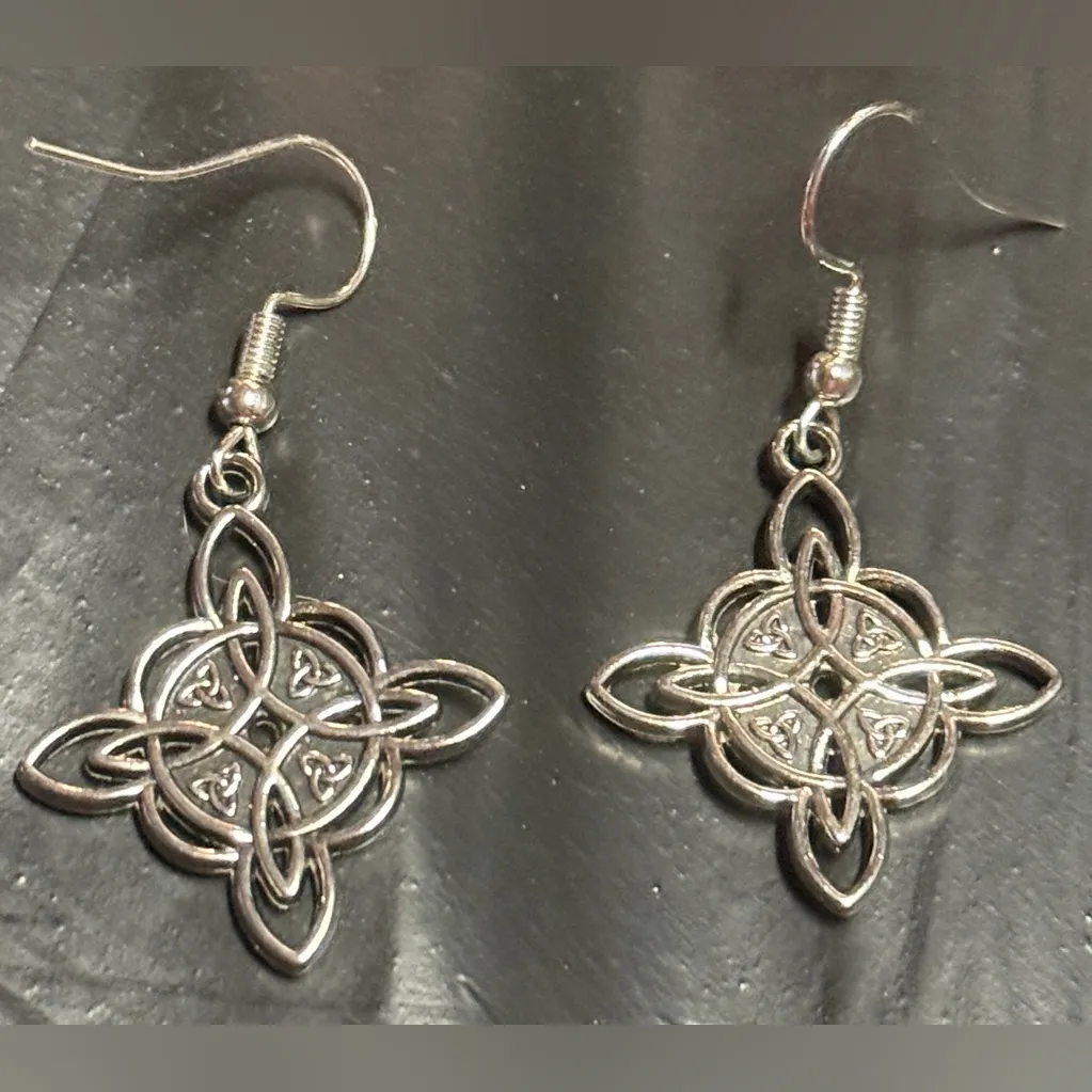 Celtic Love knot Silver Dangle Earrings - Image 3