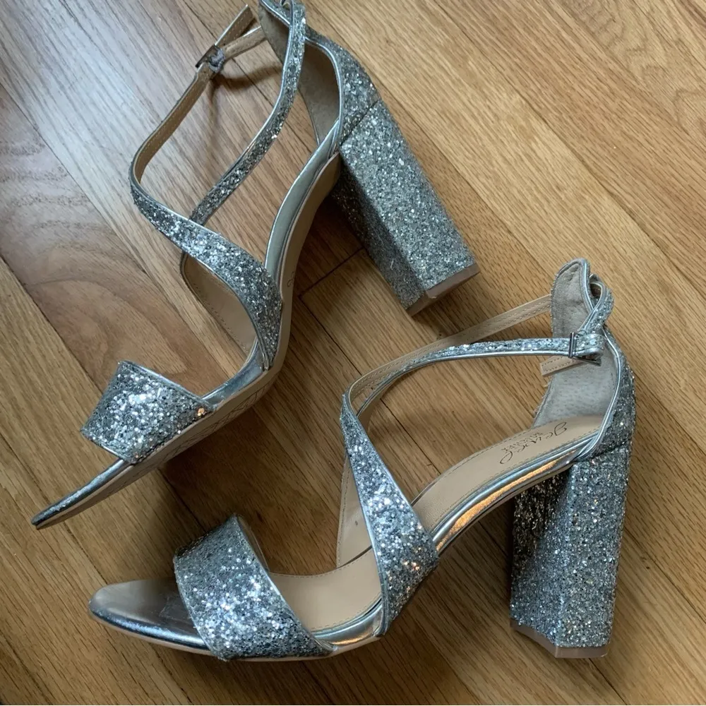 Jewel Badgley Mischka Silver Glitter Strappy Cook Heels/Pumps size 11 - Image 3
