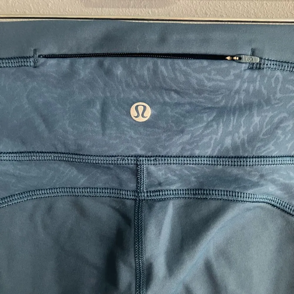 ❌Lululemon Blue Midrise Fleece Lined Animal Print Accent Leggings size 4 - Image 6