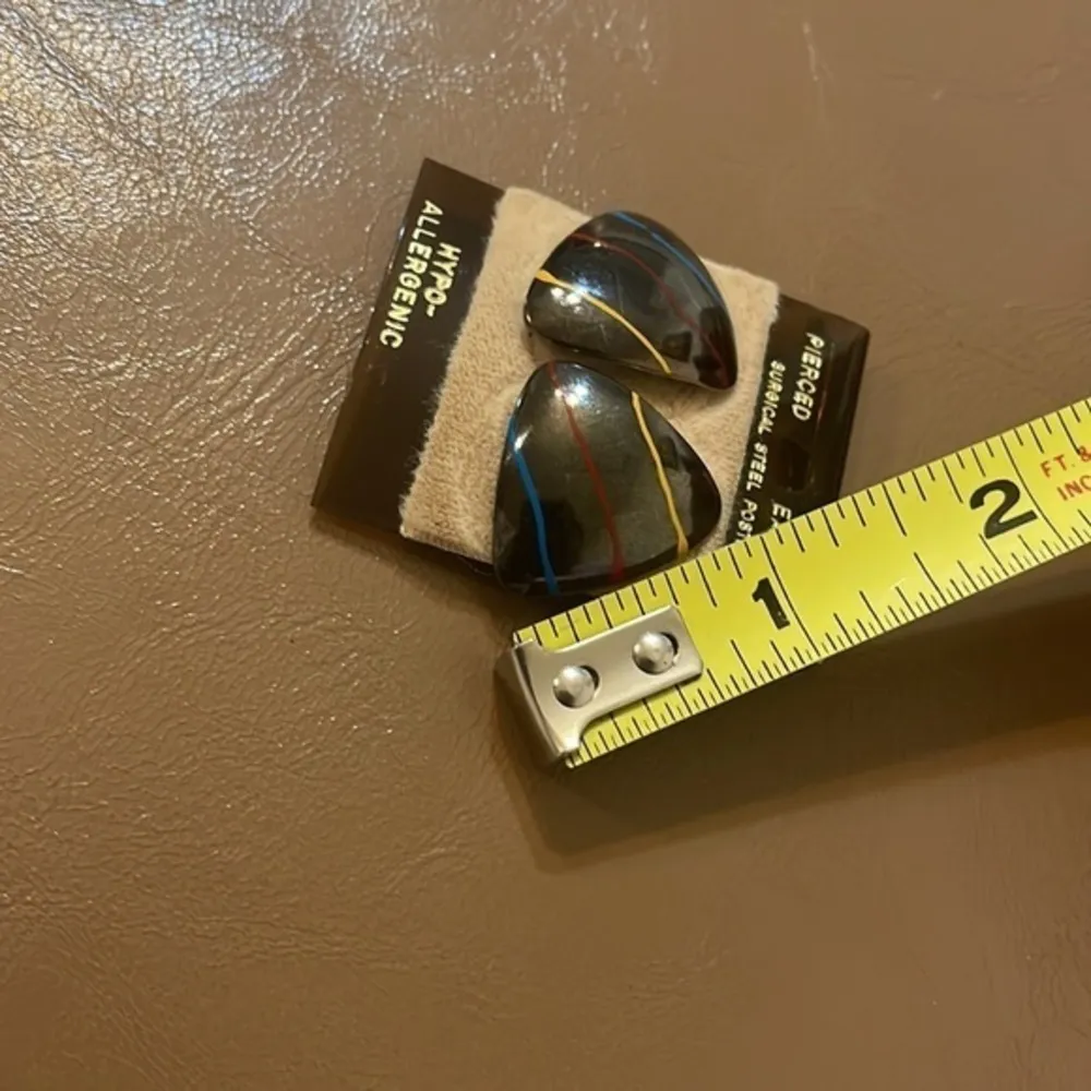 Vintage black triangular stud earrings - Image 16