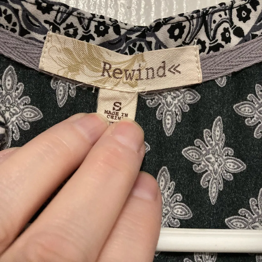 Rewind Black & White Paisley V Neck Sleeveless Blouse - Image 2