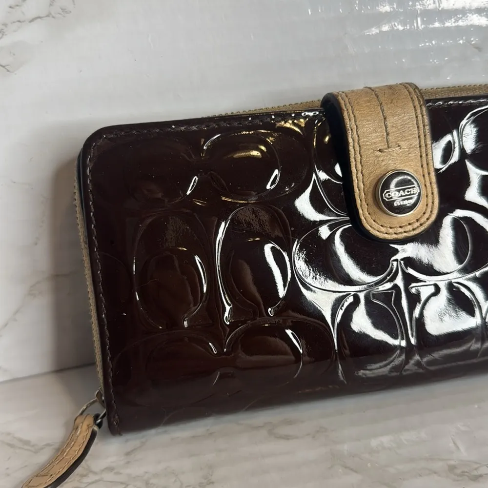 Coach Patent Leather Accordian Zip Wallet old money cute fashion - Image 2