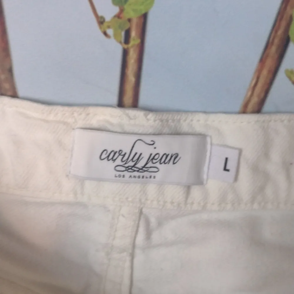 CARLY jean off white jean shorts size large - Image 3