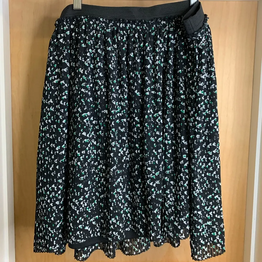 Torrid Pull On Black Chiffon Pleated Skirt with Elastic Waist Band - size 2X - Image 3