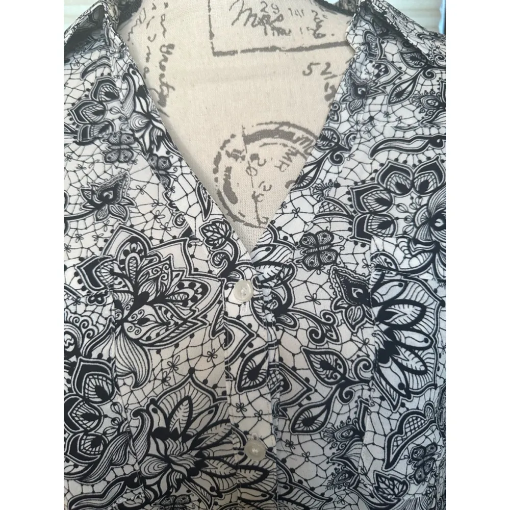 Express Large Black & White Floral Button up Blouse - Image 4