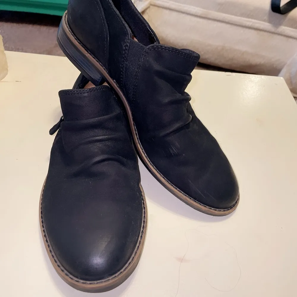 Clarks  Black Ankle Boots Sleek Minimalist Design - Image 3