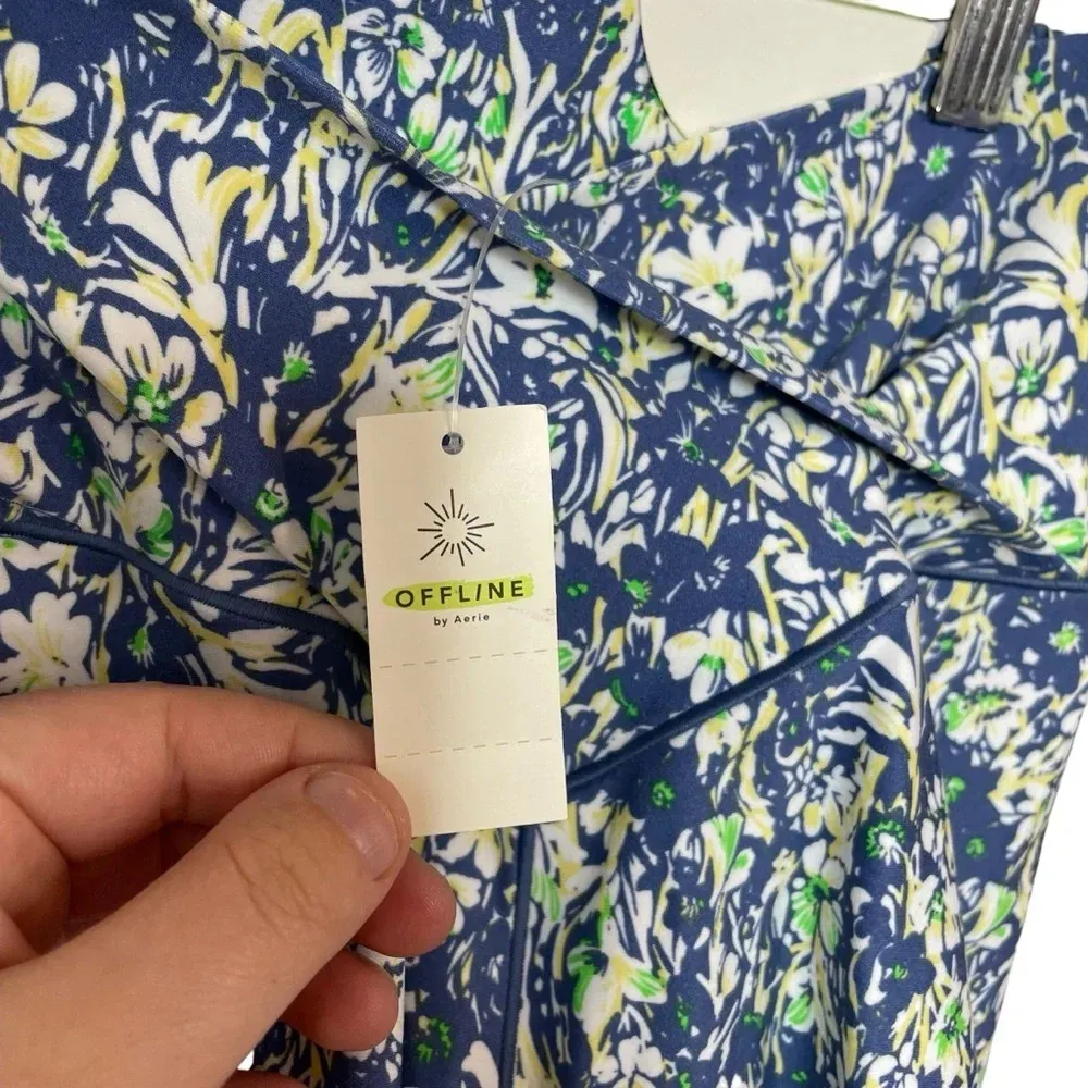 NWT Aerie Offline High Waisted Crossover 7’’ Floral Bike Shorts in Blue Size M - Image 4