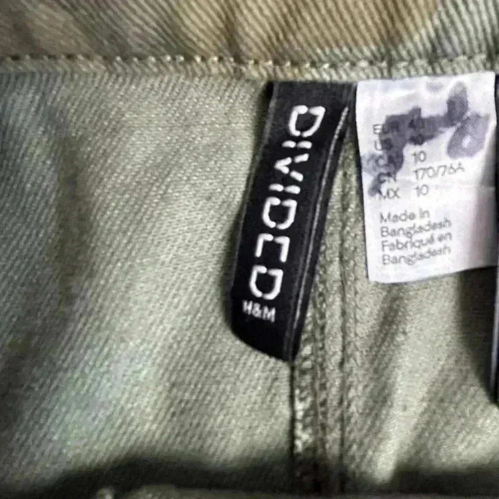 H&M Divided Women's Camo Print Zip Up Mini Skirt Size 10 Casual - Image 5