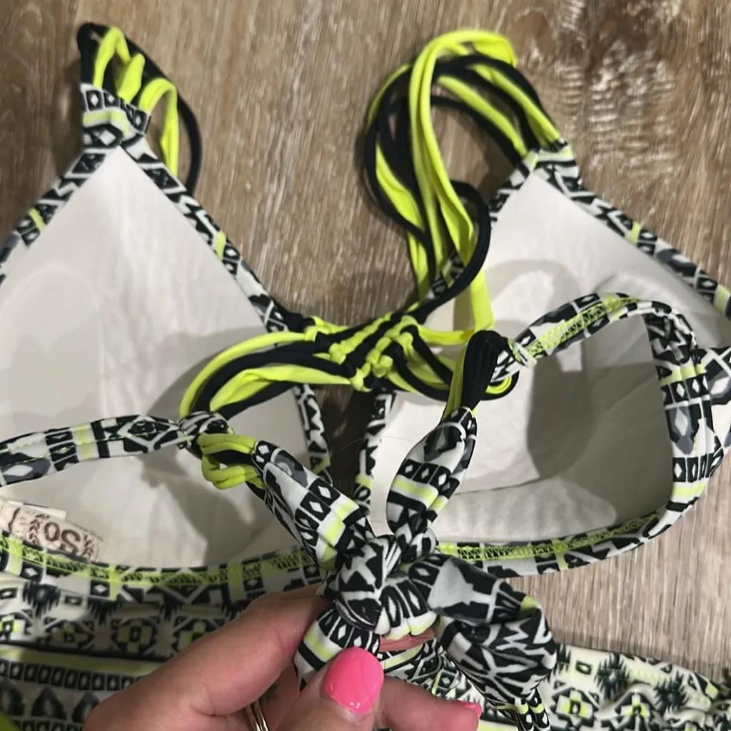 Black and Yellow Patterned Bikini with padding - Image 2