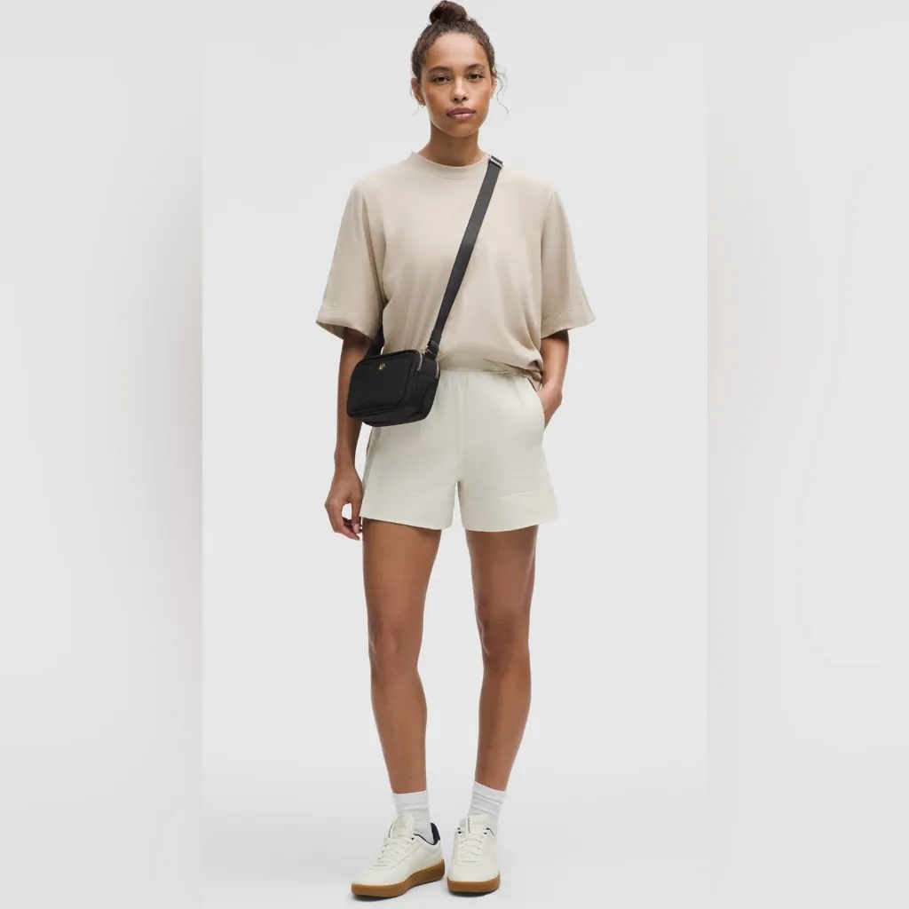 Lululemon NWT Crossbody Camera Bag Black Gold, Adjustable Strap - Image 4