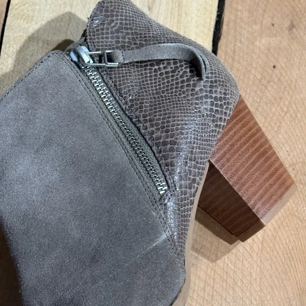 Vionic Womens Anne Suede Booties Size 9.5 Snake Skin Back Side Zipper B40 - Image 3