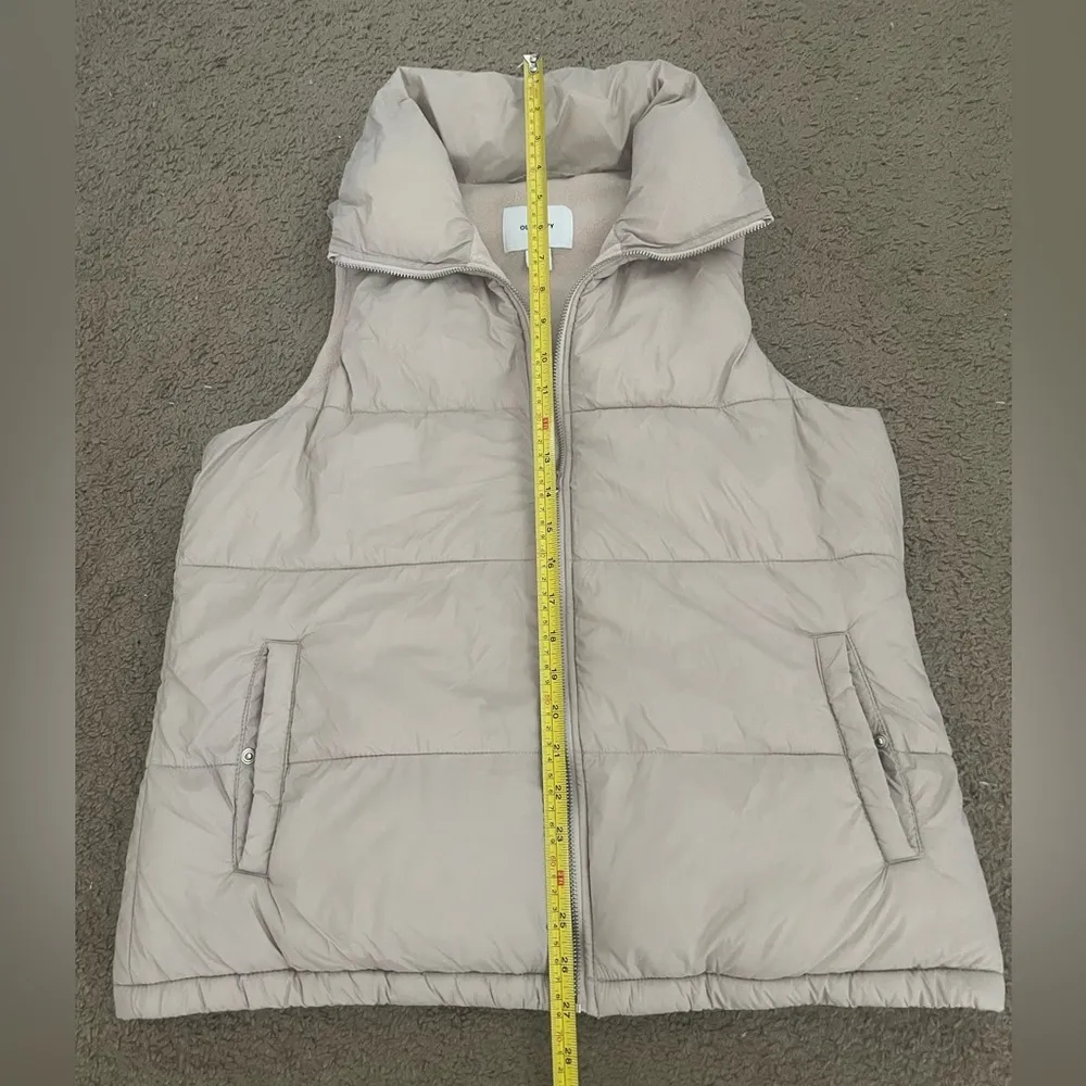 Old Navy  Zip-Up Puffer Vest - Image 7
