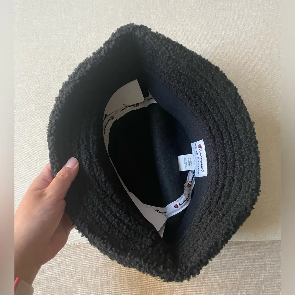 UO Exclusive Teddy Fleece Bucket Hat - Image 8