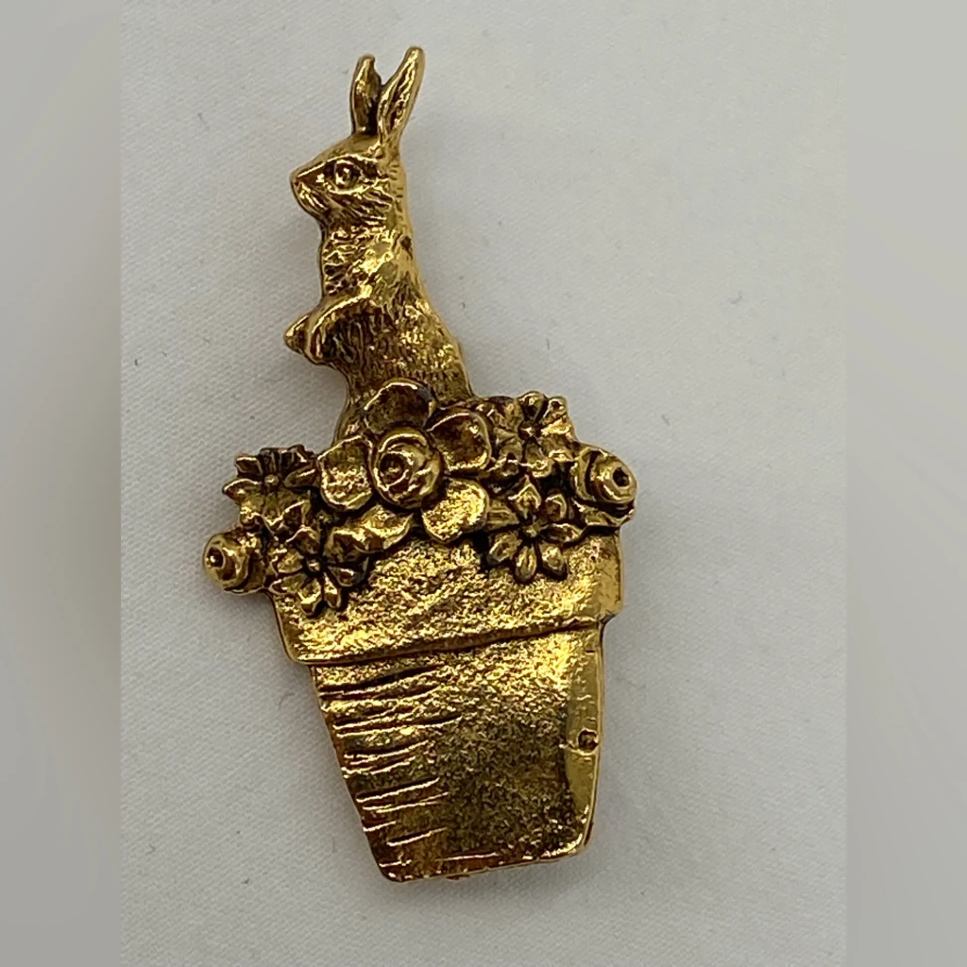 Flower Pot with Bunny Rabbit & Flowers Gold Tone Pin Brooch 1.5" tall - Image 5