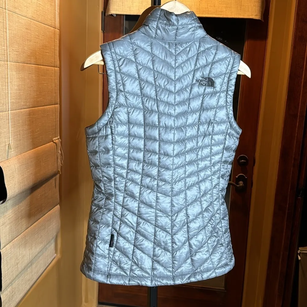 The North Face Ladies ThermoBall Trekker Gray Vest Size Small - Image 14