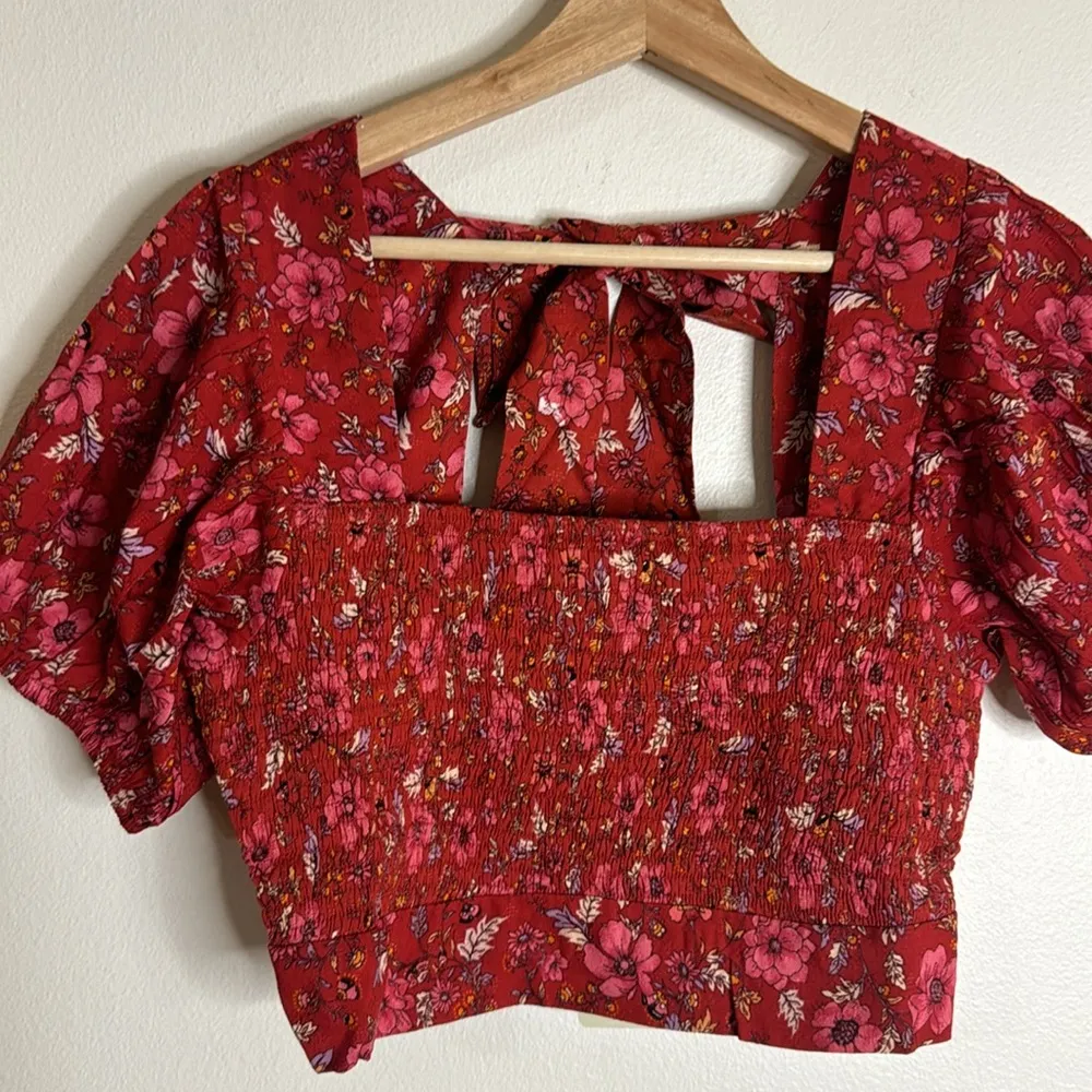 Band of the Free JOELLE CRIMSON FLORAL SMOCKED TOP size medium - Image 3