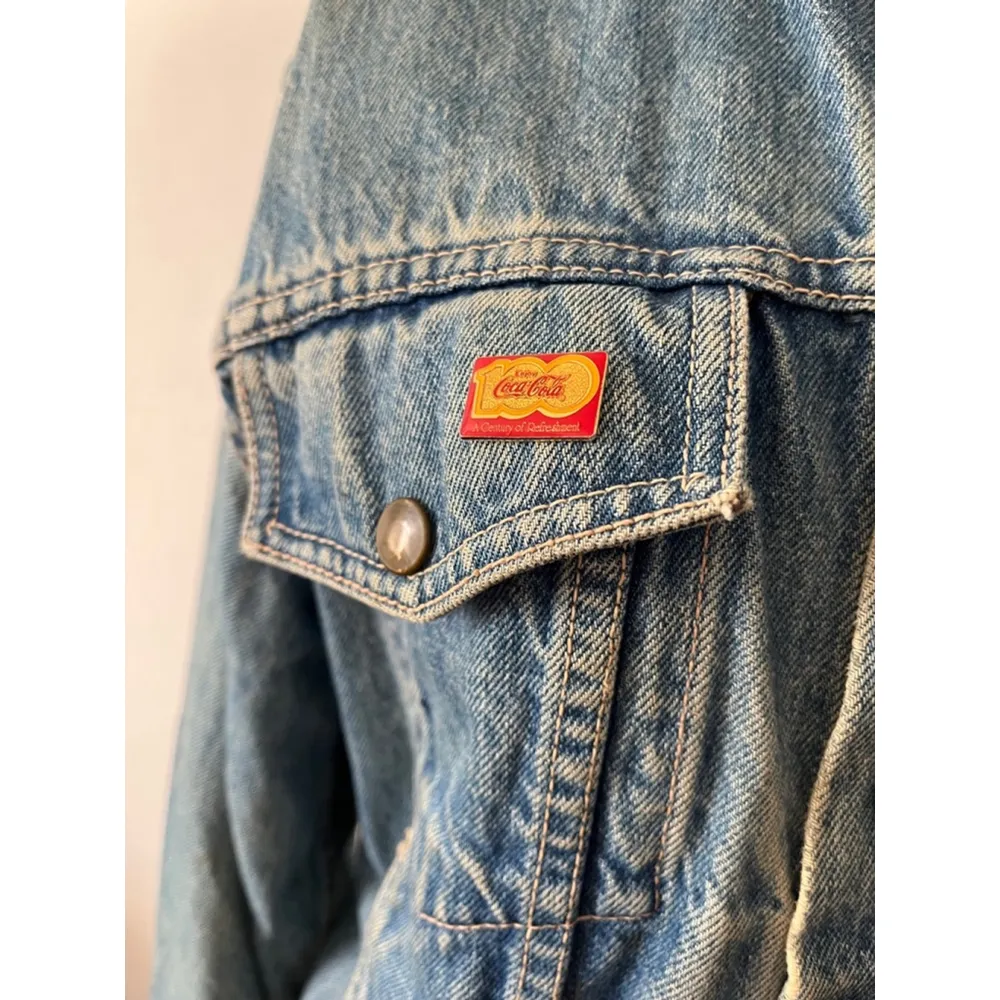 Vintage Unisex snap button faded rustic blue denim jacket with nostaglia pins M - Image 6