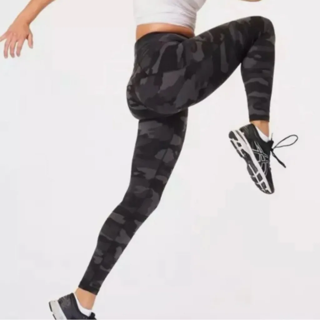 Sweaty Betty Super Sculpt 7/8 Leggings in Charcoal Camo Size S - Image 2