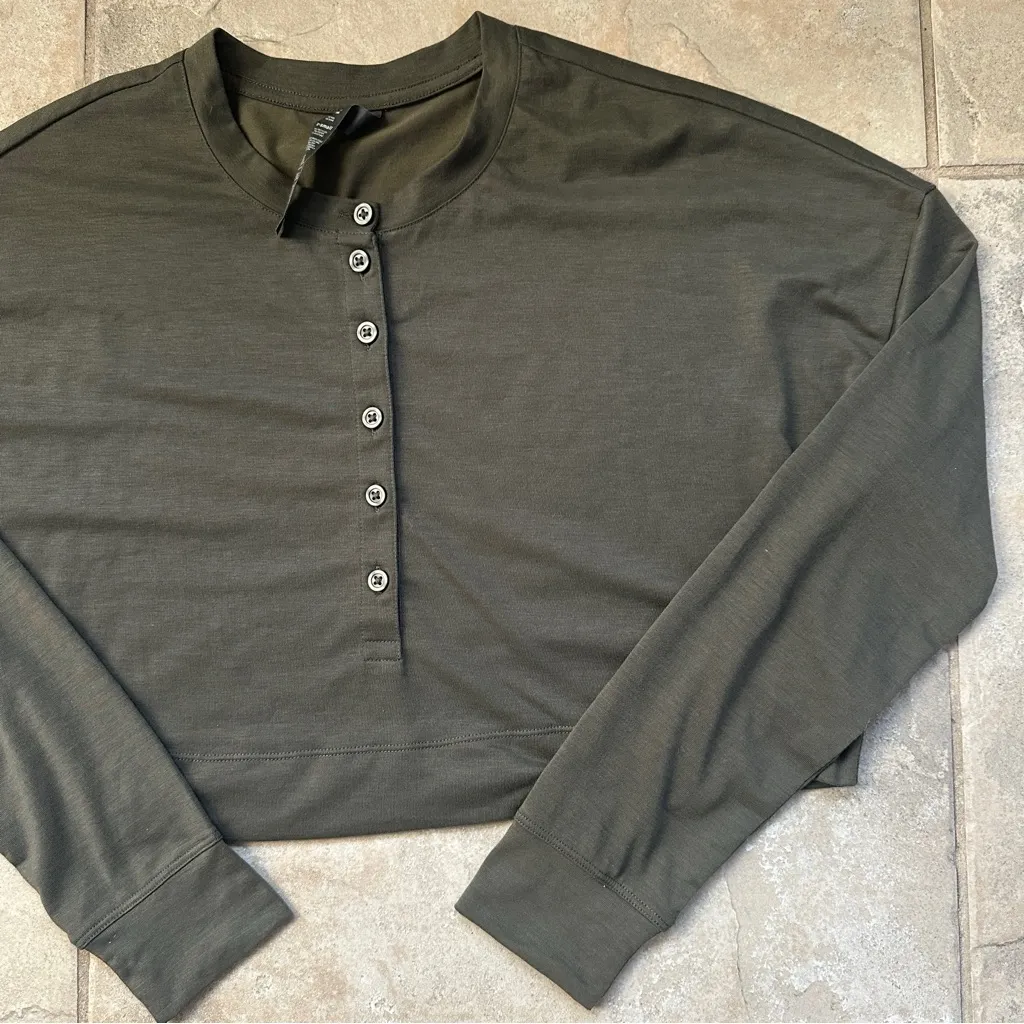 Vuori Avalon Henley in Oregano Green Size X-Small XS Boxy Cropped Long Sleeve - Image 5