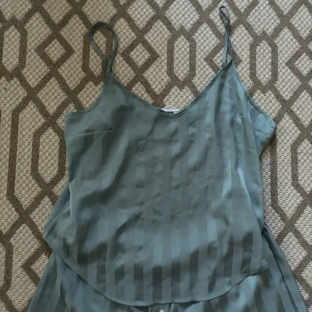 Danskin sage green matching satin tank & shorts stripe pajama set large - Image 2