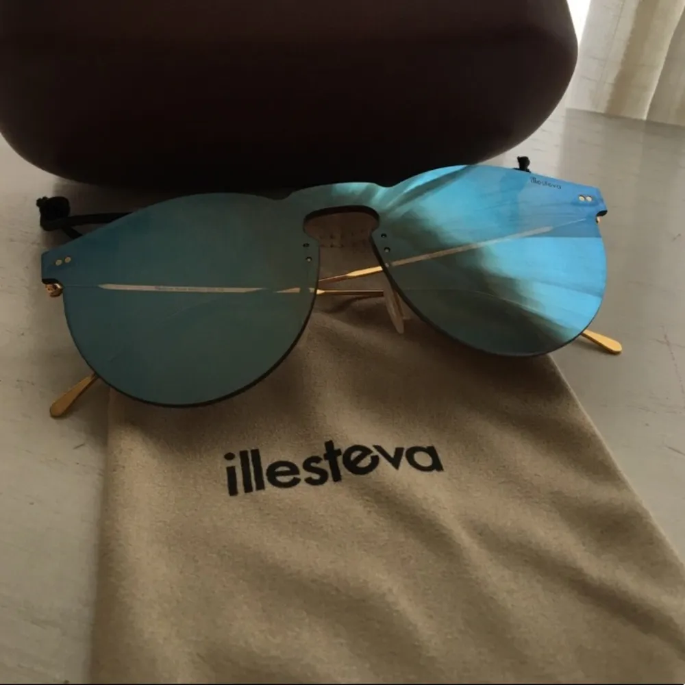 Illesteva Leonard Ii Sky Blue Sunglasses - Image 2