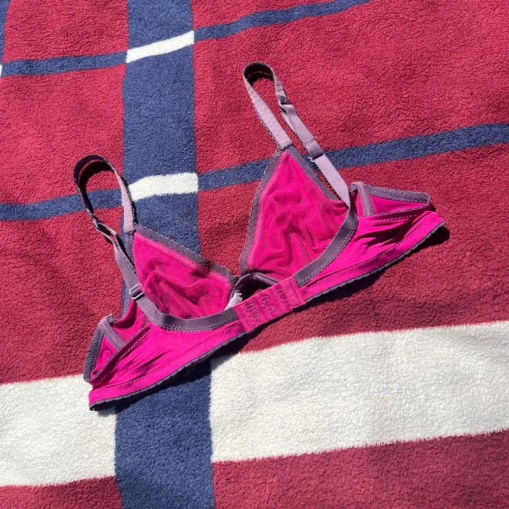 Satinlike pink bra with purple trim and bow lace detailing No size tag Size M - Image 3