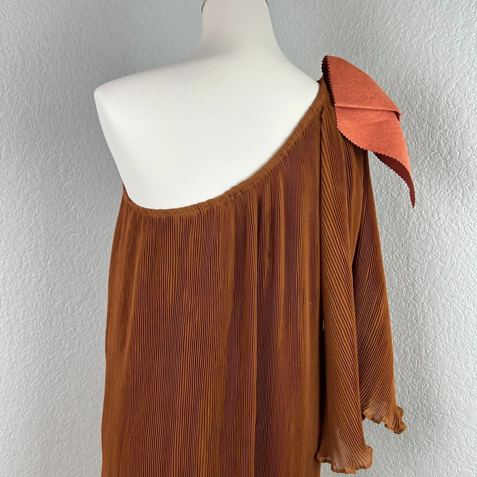 Judith March  Women's One Shoulder Pleated Tunic Top Rust Bow Size M - Image 4