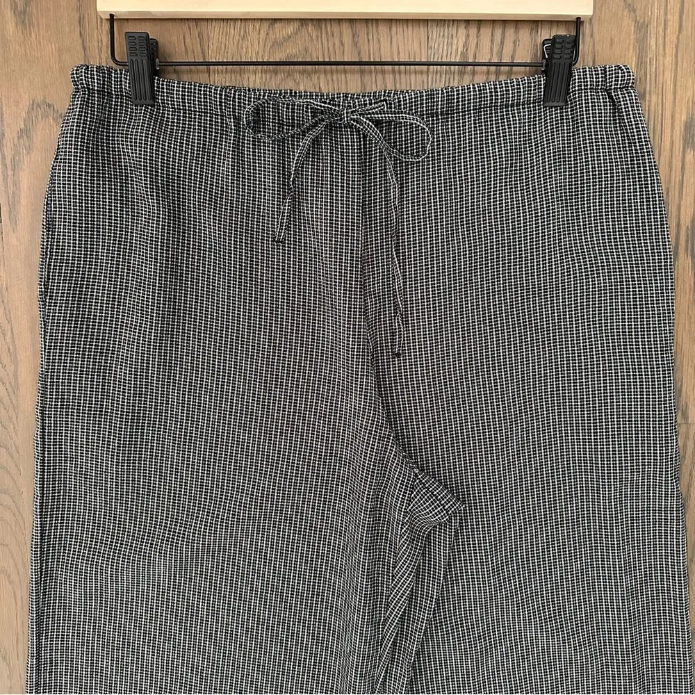 Old Navy Plaid Drawstring Straight Leg Draped Pant in Black and White Small - Image 3