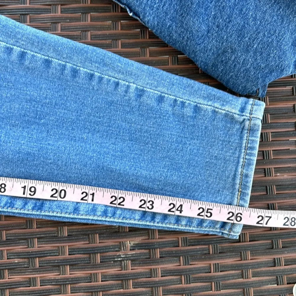 Levi’s High waisted Taper jeans Size 25 - Image 11