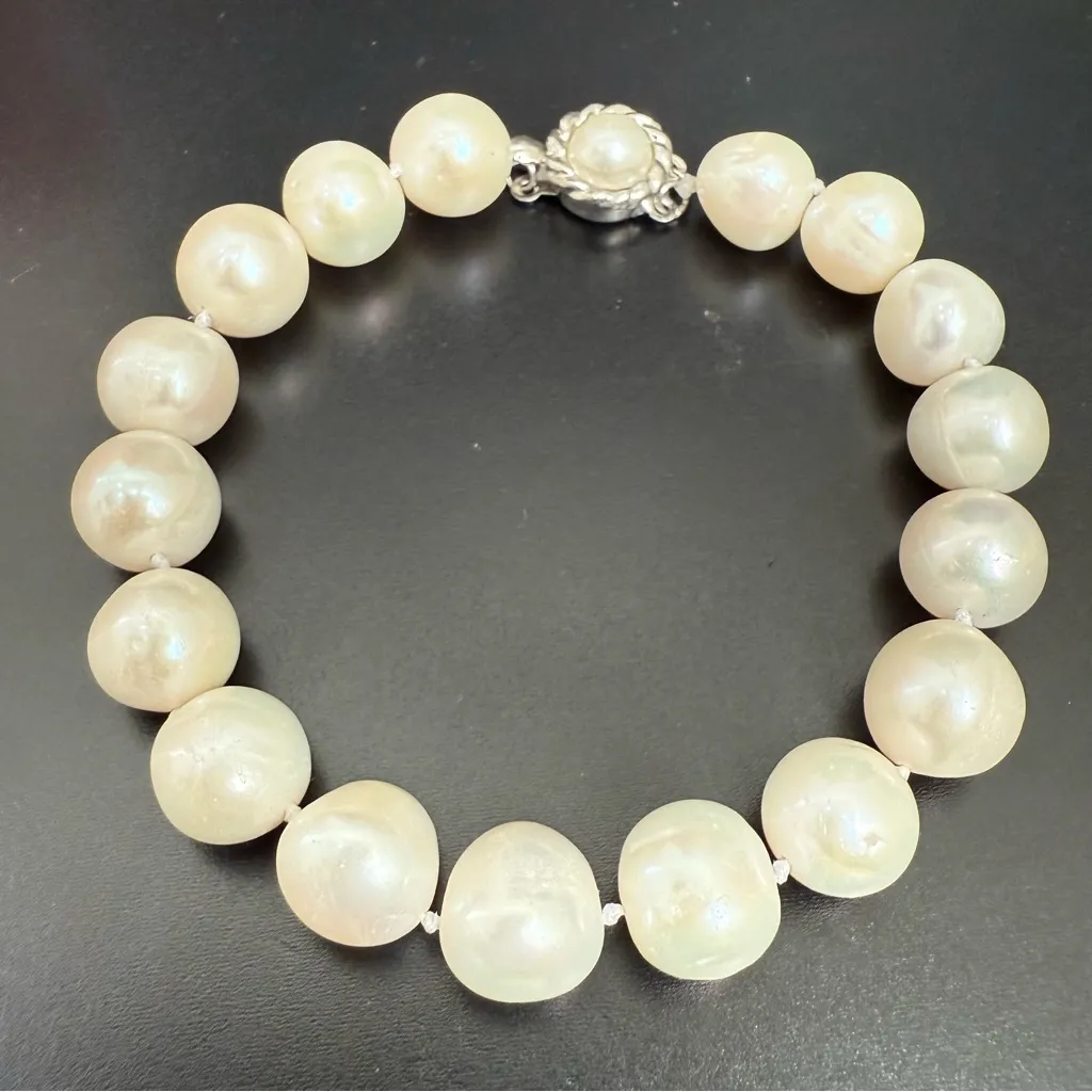 Natural Freshwater Cultured Pearl Knotted Pearl Clasp Bracelet 32.1g. White - Image 2