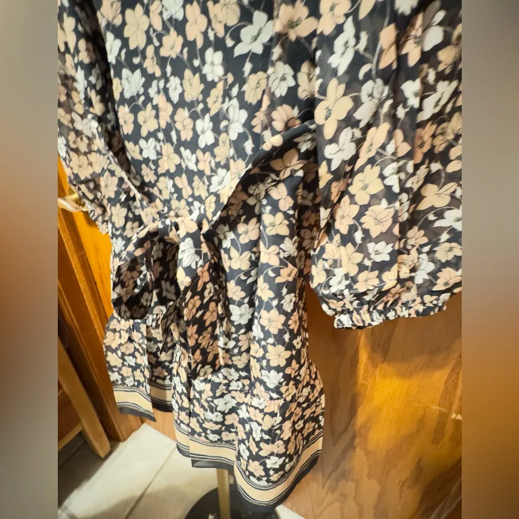 New Club Monaco Floral V-Neck Mini Dress size 8 - Image 8