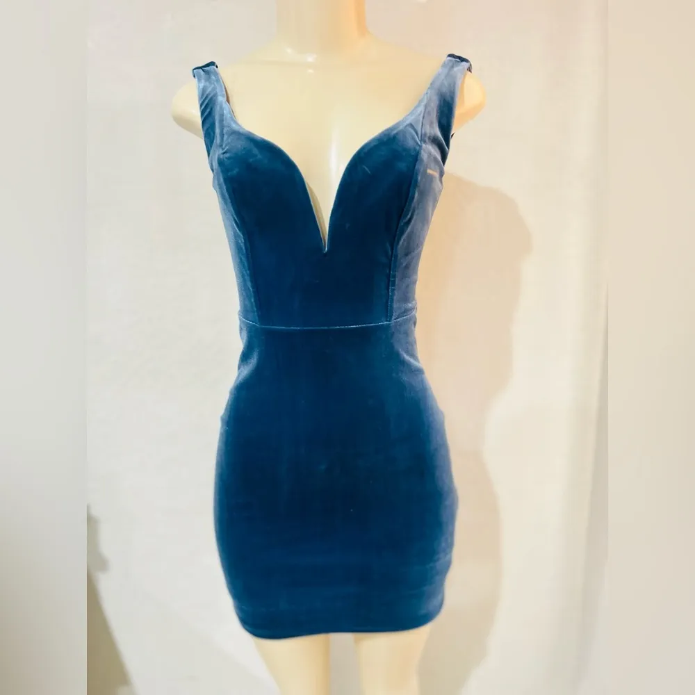 Express velvet dress pit to pit “15 1/2 
Waist “12 with a sweet heart neckline 0 - Image 2