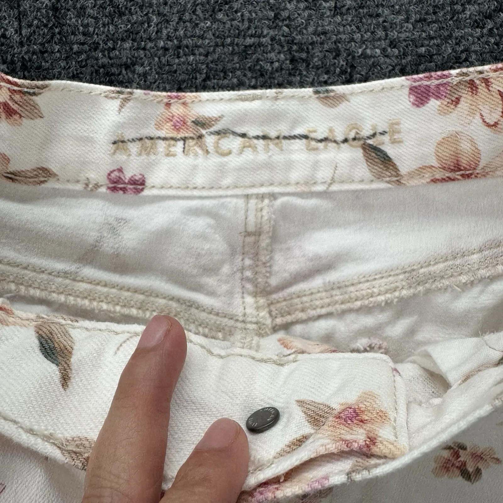 American Eagle Mom Short Womens 8 Cream Pink Floral Denim High Waist Cuffed‎ - Image 4