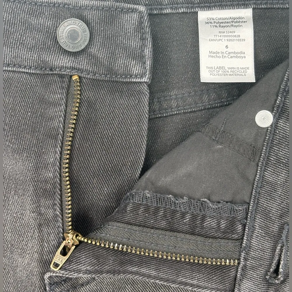 Time and Tru Women's High Rise Black Wash Denim Shorts Size 6 - Image 5