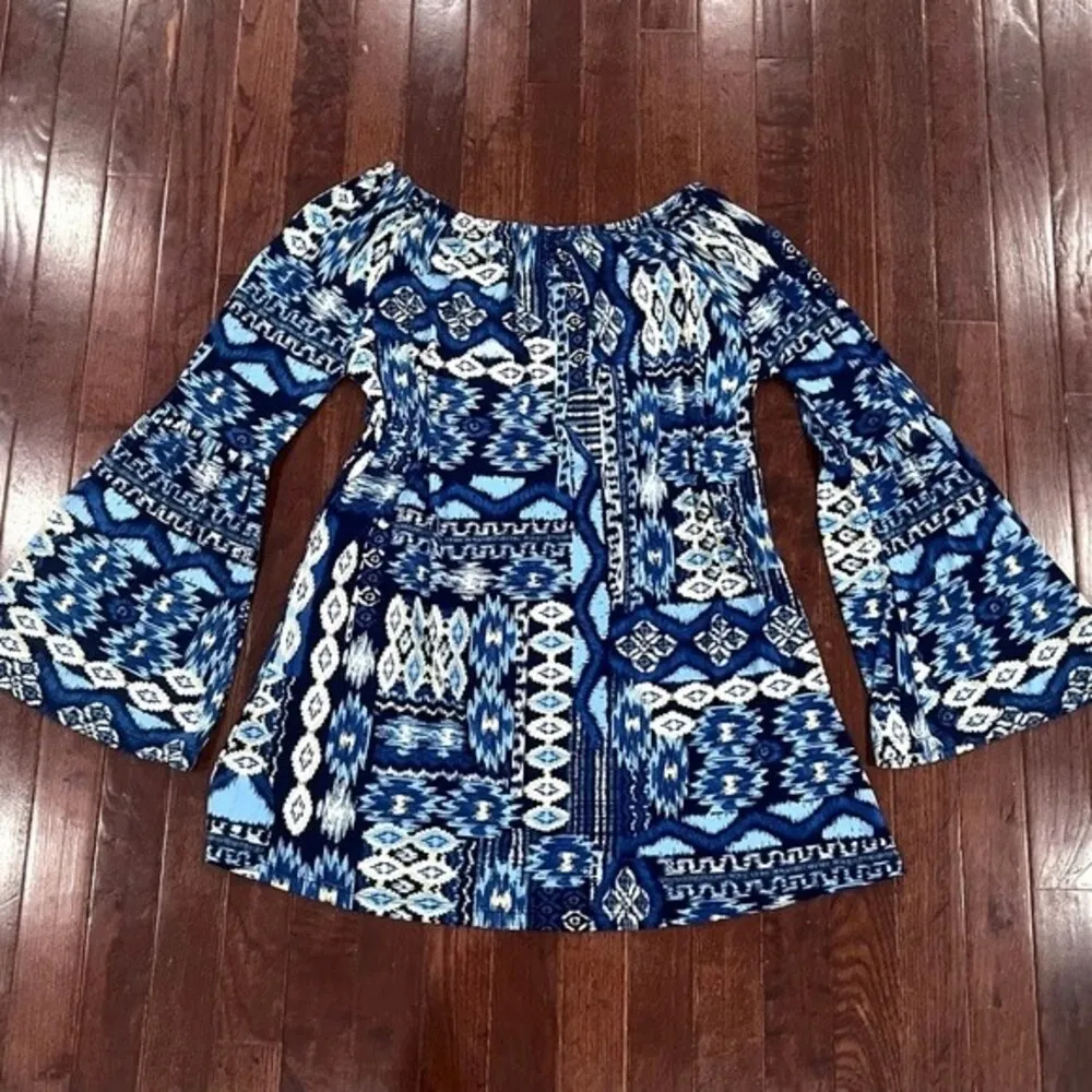 on or off shoulder blue and white tribal print tunic top size medium - Image 2