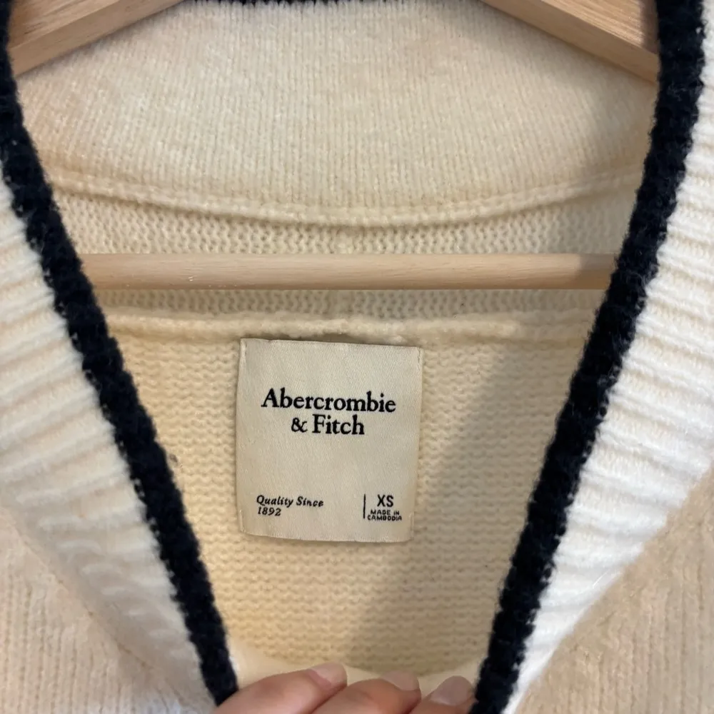 Abercrombie and Fitch easy v neck sweater in black and white - Image 3