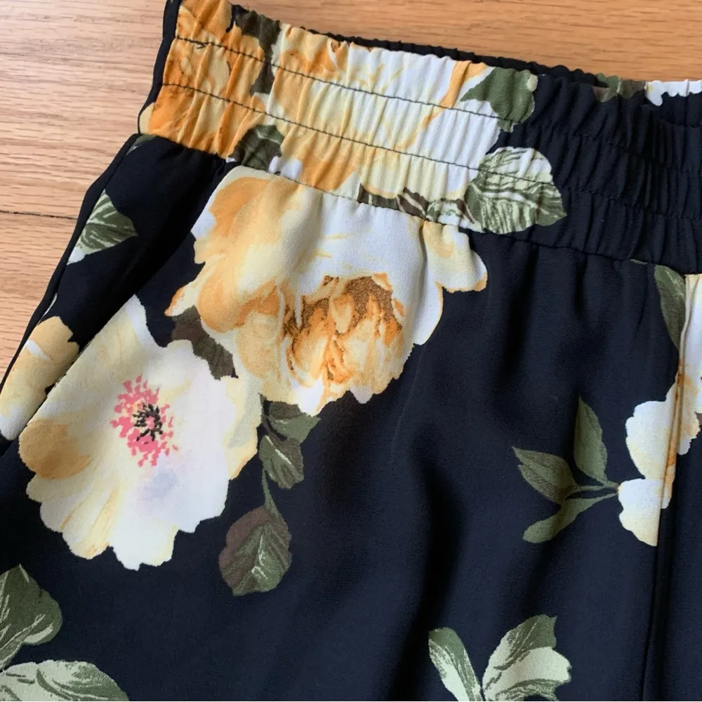 NWT Socialite Black & Yellow Wide Leg Floral Flowy Pants Size Small - Image 4