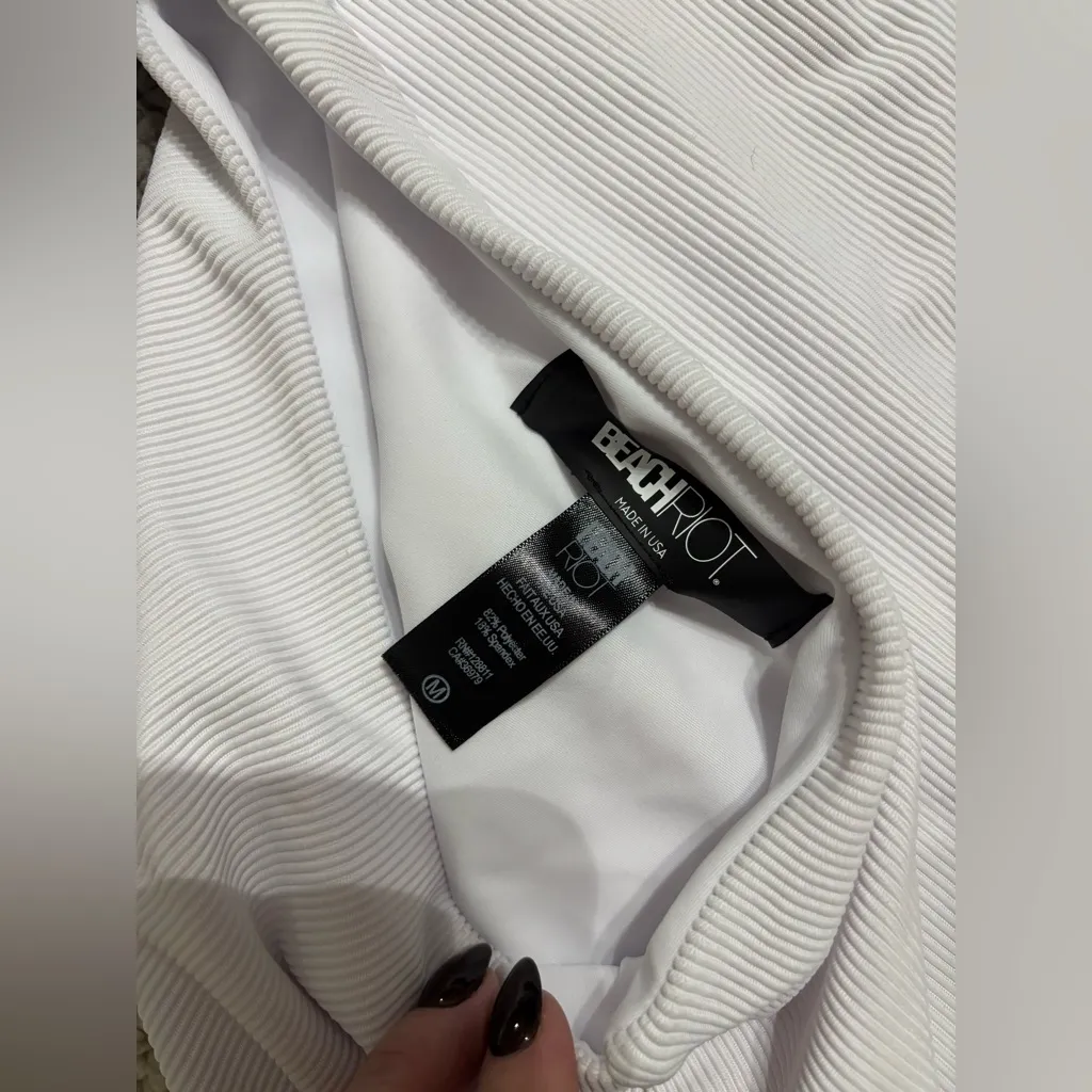 New without all tags. Beach Riot Celine one piece swimsuit white 24688 sz M - Image 8