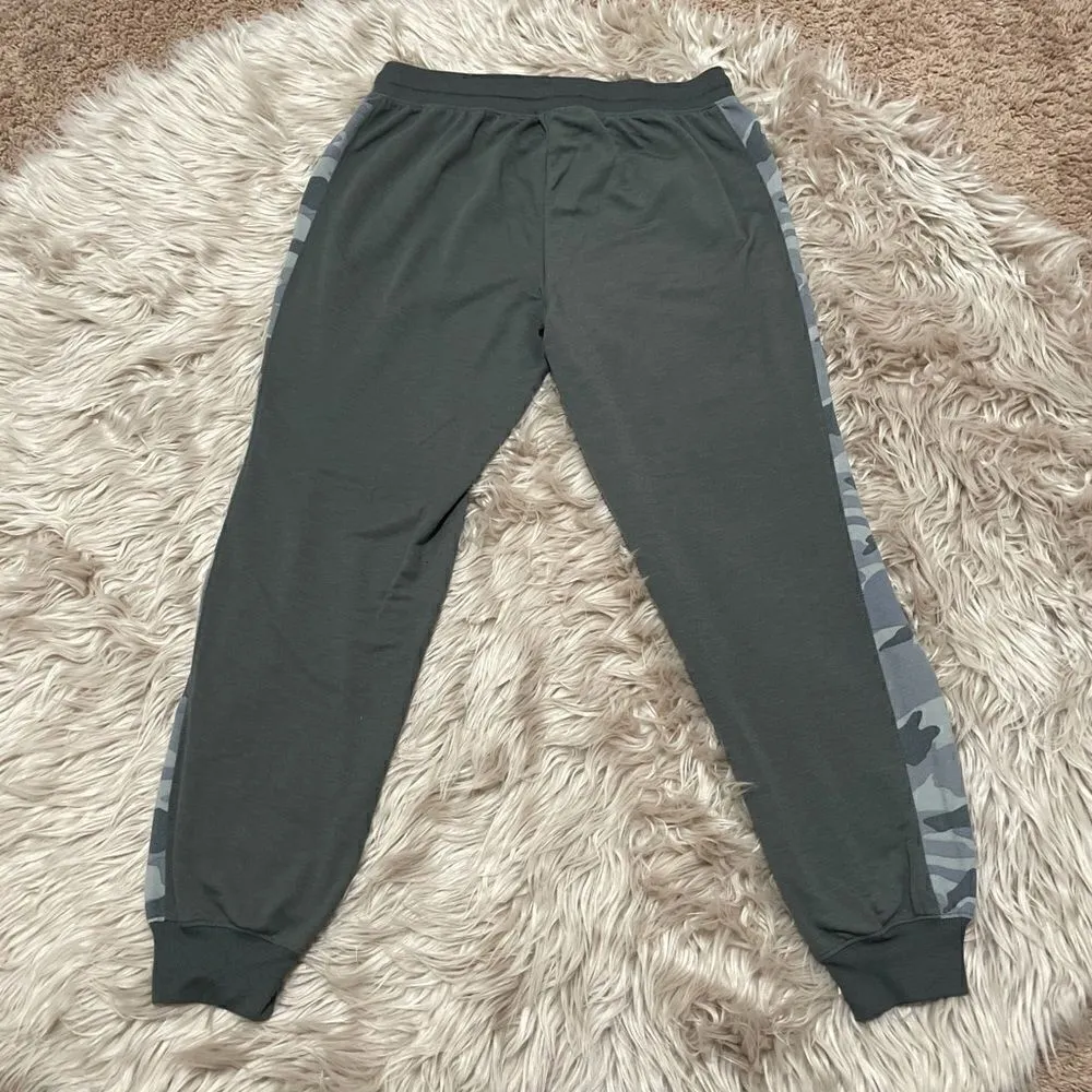 Splendid camo joggers size small - Image 3