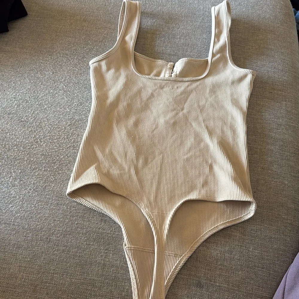 Abercrombie & Fitch Women's Tan and Cream Bodysuit - Image 3