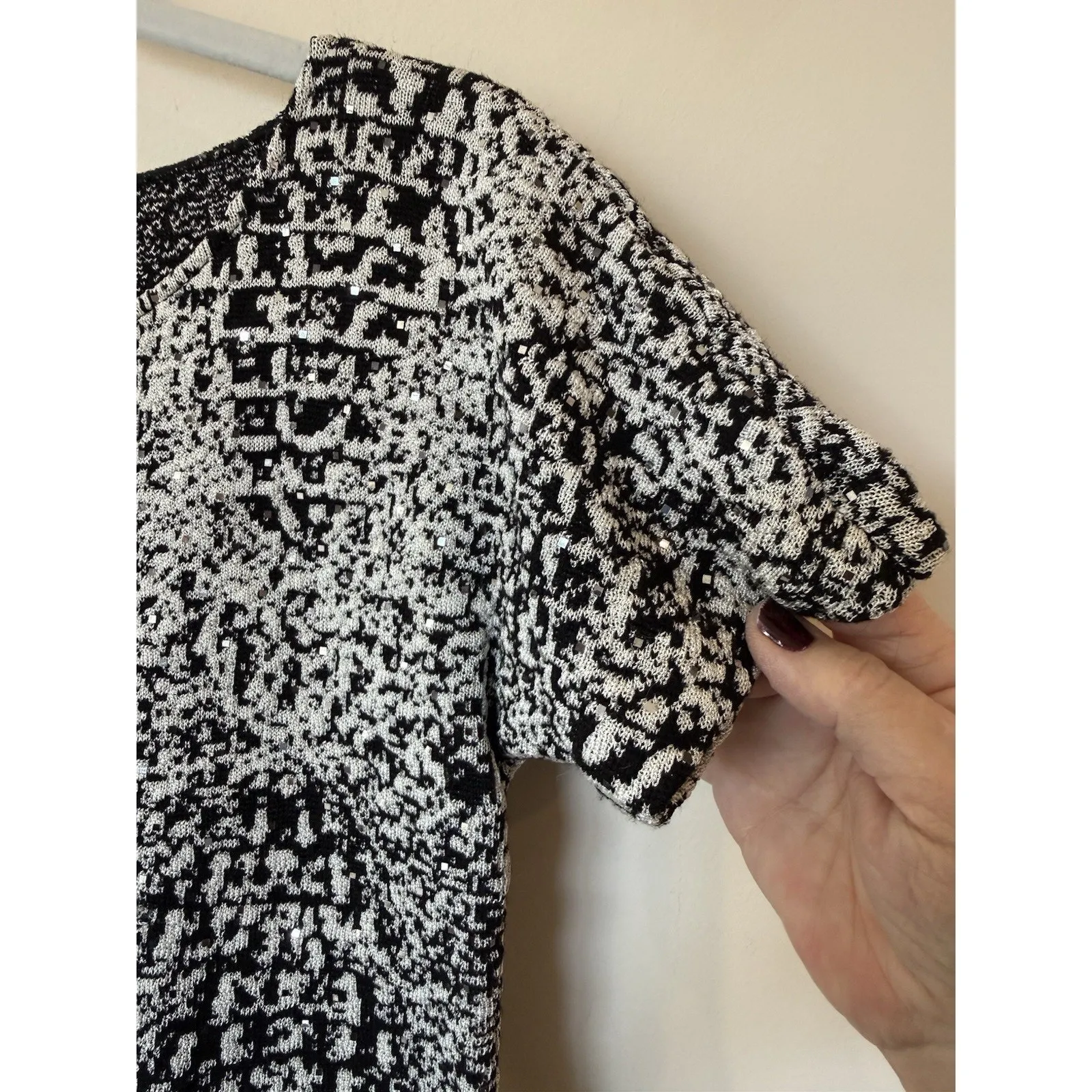 St. John Black and White Abstract Print w/Sequins Top Sz S - Image 3