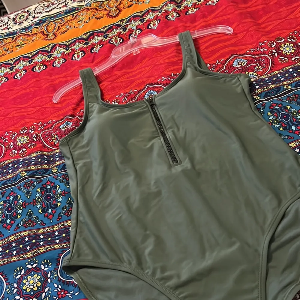 Cyn & Luca one Pc swimsuit excellent condition Green Size L - Image 2